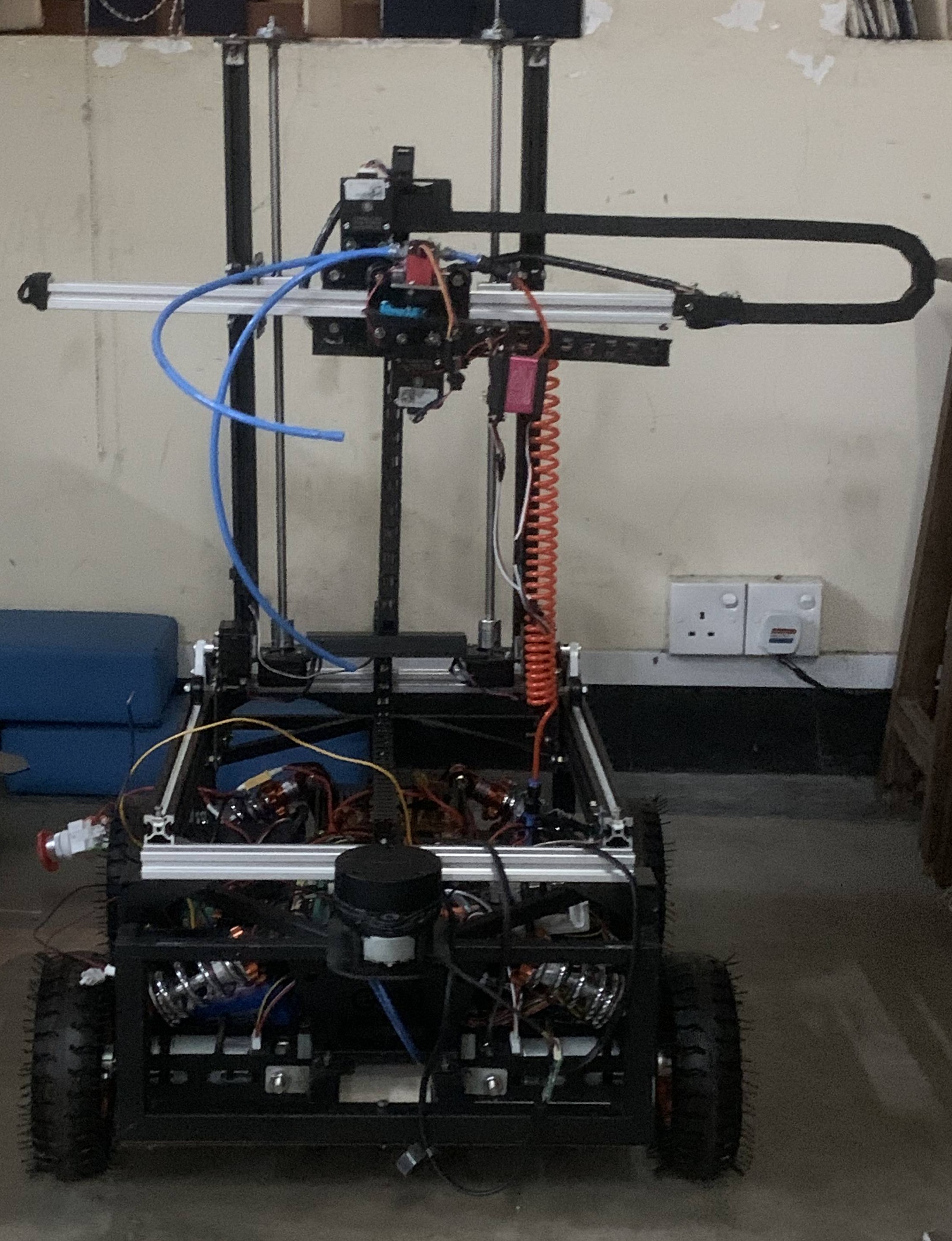 Dual-nozzle gimbal close-up (swirl atomizer + upward jet)